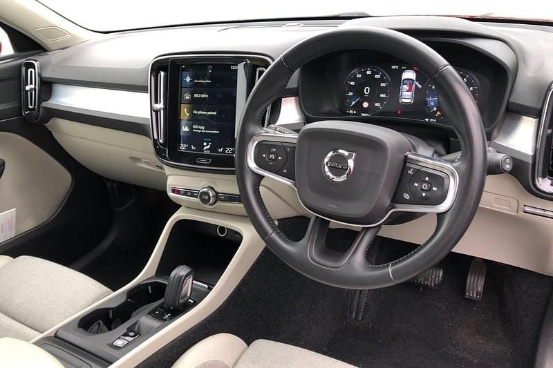 Used Volvo XC40 Momentum 163 HP (119 kW) 2020 Red SUV