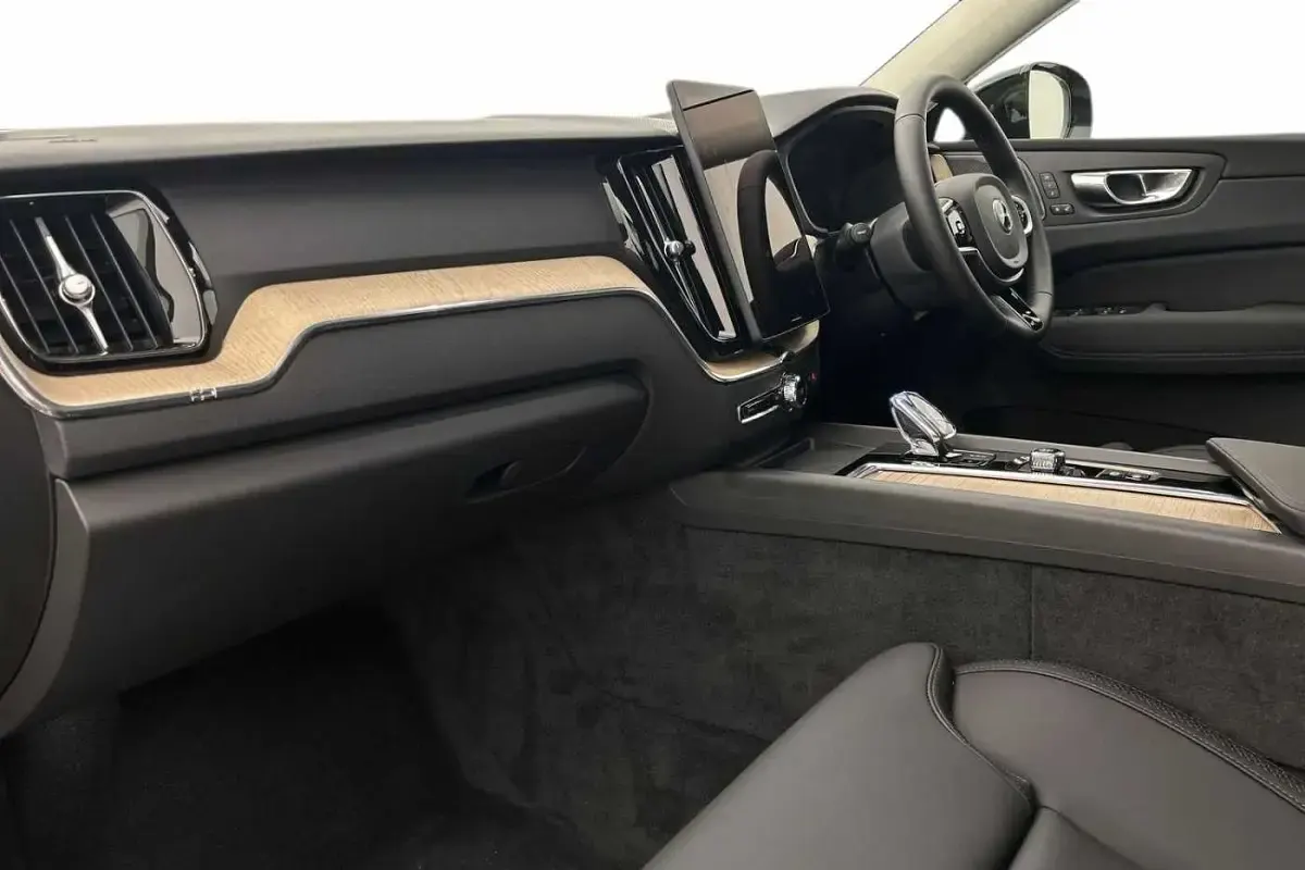 New Volvo XC60 Plus 345 HP (253 kW) 2026 Silver SUV