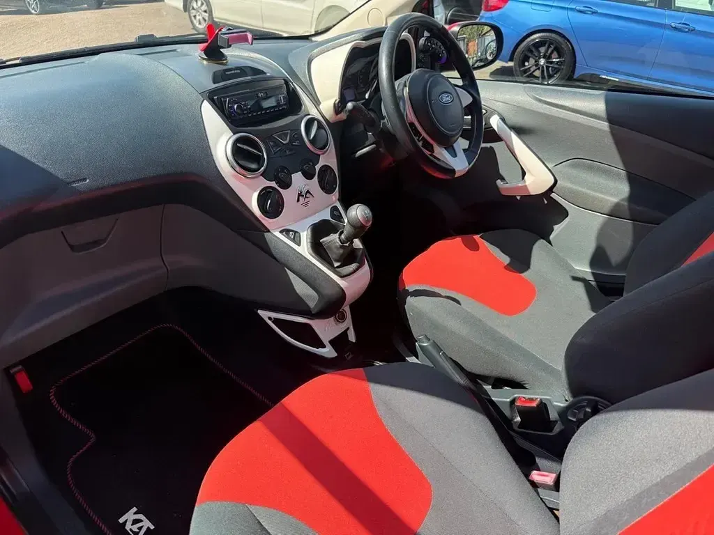 Usado Ford Ka Zetec 69 HP (50 kW) 2014 Vermelho Citadino