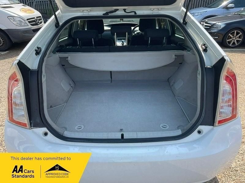 Used Toyota Prius 136 HP (100 kW) 2014 White Hatchback