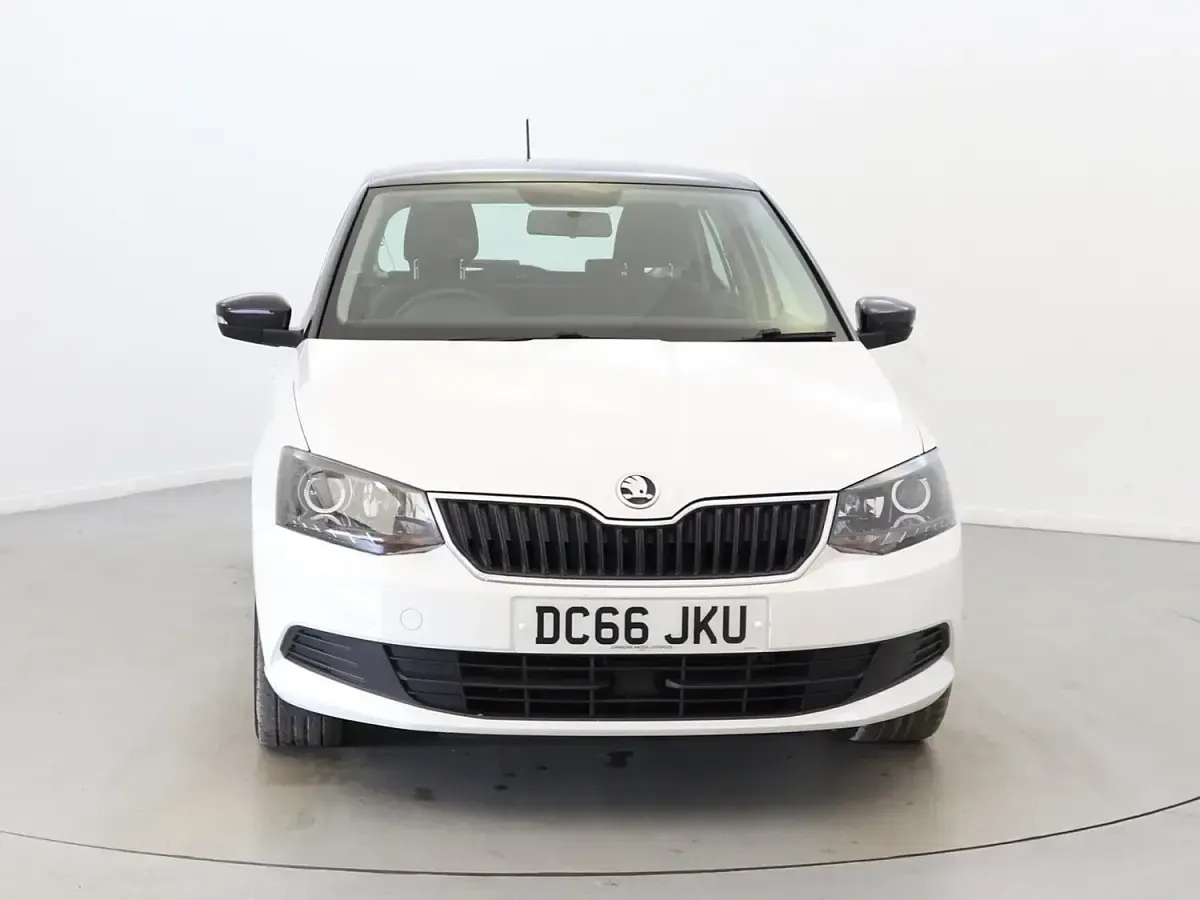 Used Skoda Fabia Colour Edition 90 HP (66 kW) 2017 White Hatchback