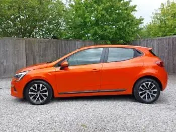 Used Renault Clio V Iconic 90 HP (66 kW) 2022 Orange Hatchback
