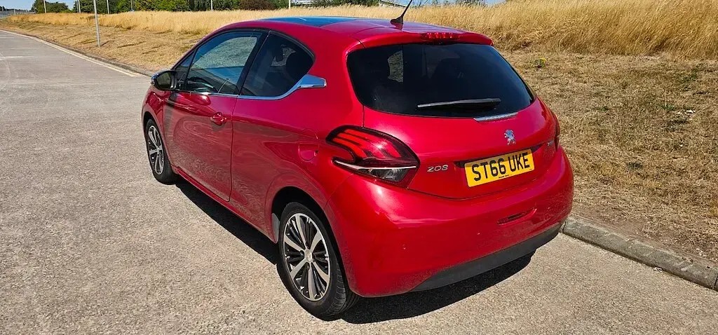 Used Peugeot 208 Allure 2016 Metallic red Hatchback