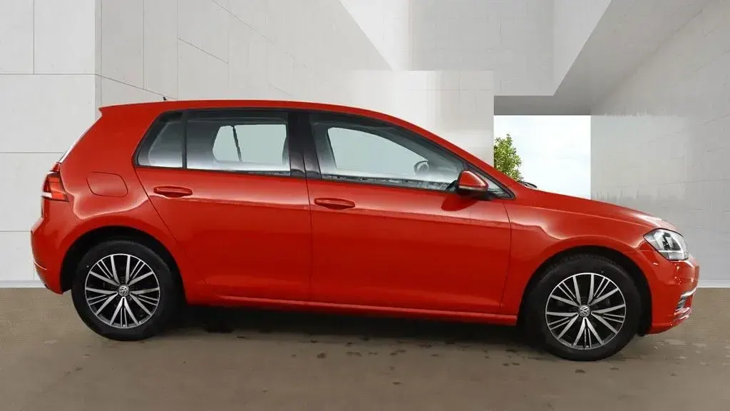 Used VW Golf VII SE 125 HP (91 kW) 2017 Red Hatchback