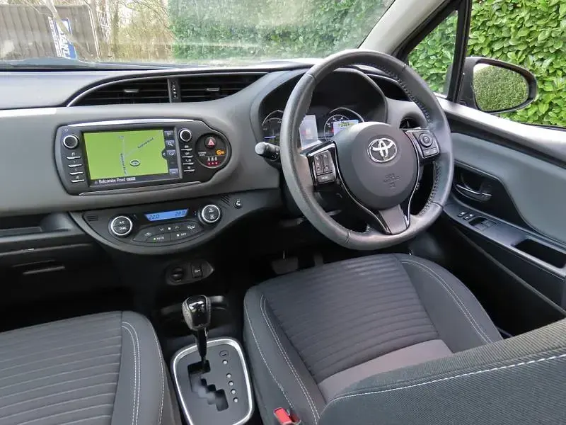 Used Toyota Yaris 100 HP (73 kW) 2017 Magnetic grey Hatchback