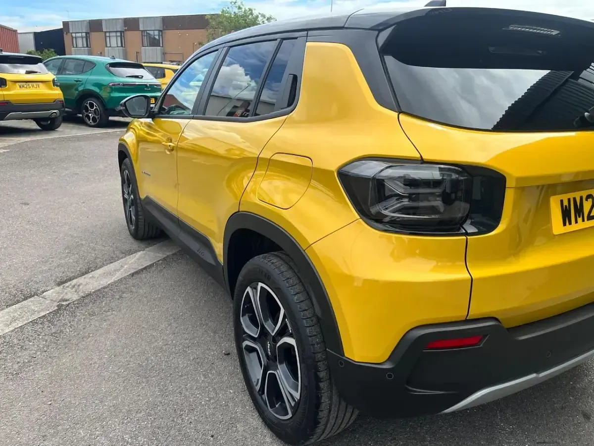 Used Jeep Avenger Summit 100 HP (73 kW) 2025 Yellow SUV