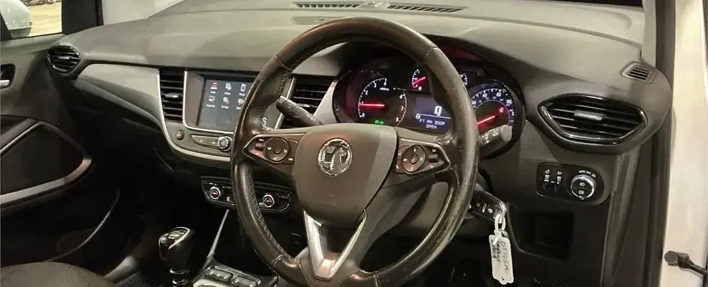 Used Vauxhall Crossland X S 110 HP (80 kW) 2019 White SUV