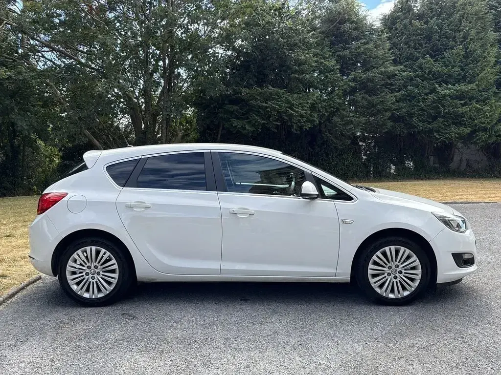 Used Vauxhall Astra Excite 100 HP (73 kW) 2015 White Hatchback