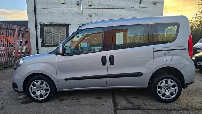 Begagnad Fiat Doblò Easy 2016 Silver Minibuss
