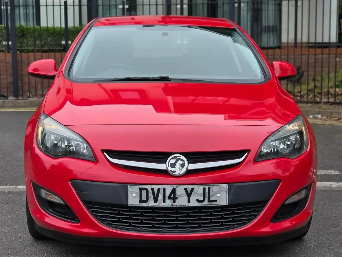 Second-hand Vauxhall Astra Design Edition 2014 Roșu Hatchback