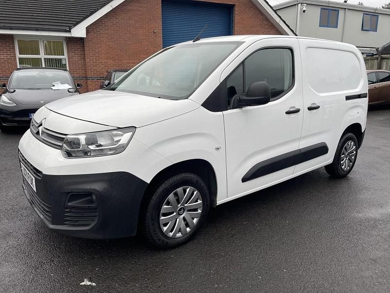 Used Citroën Berlingo 76 HP (55 kW) 2021 White MPV