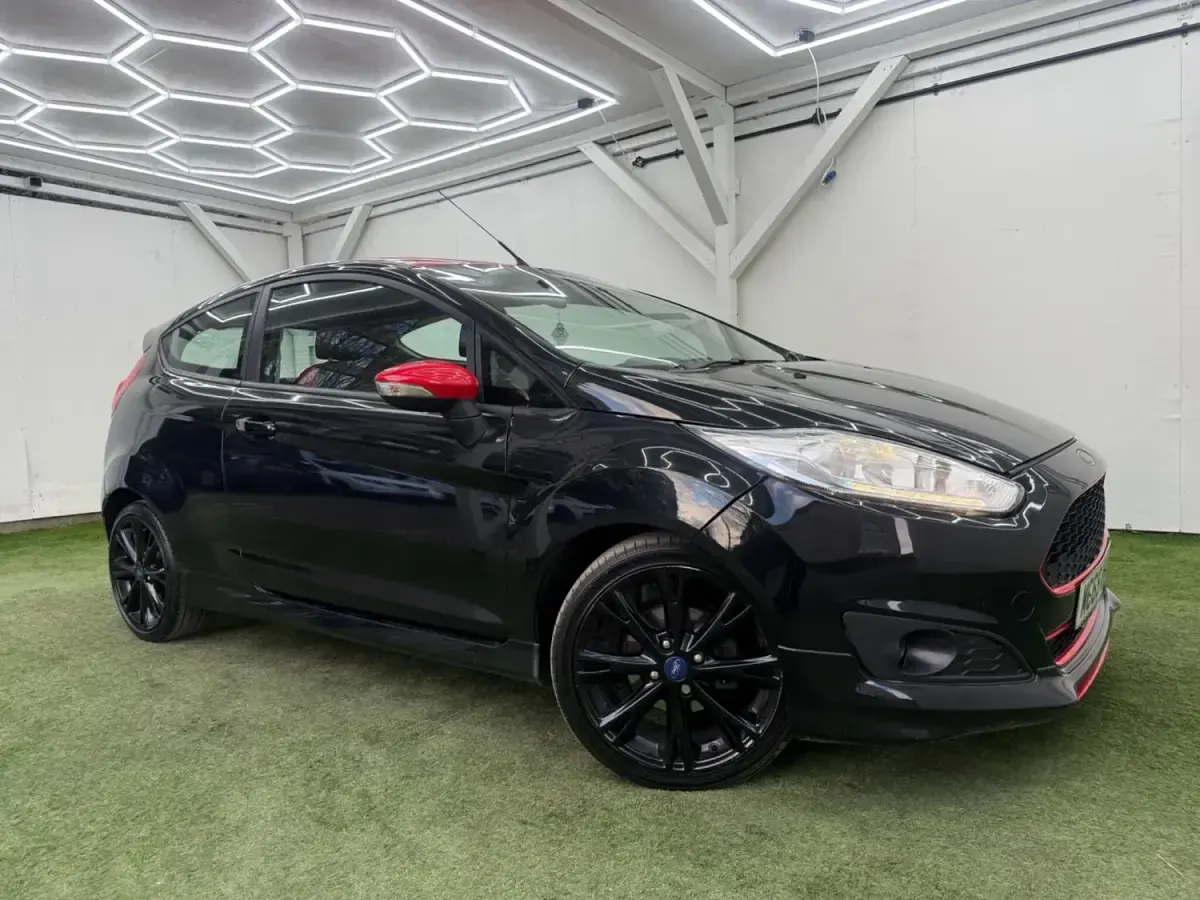 Second-hand Ford Fiesta Zetec 140 CP (102 kW) 2015 Negru Hatchback