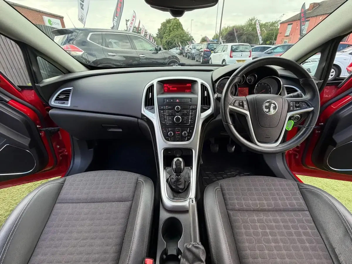 Used Vauxhall Astra GTC SRi 110 HP (80 kW) 2014 Red Hatchback