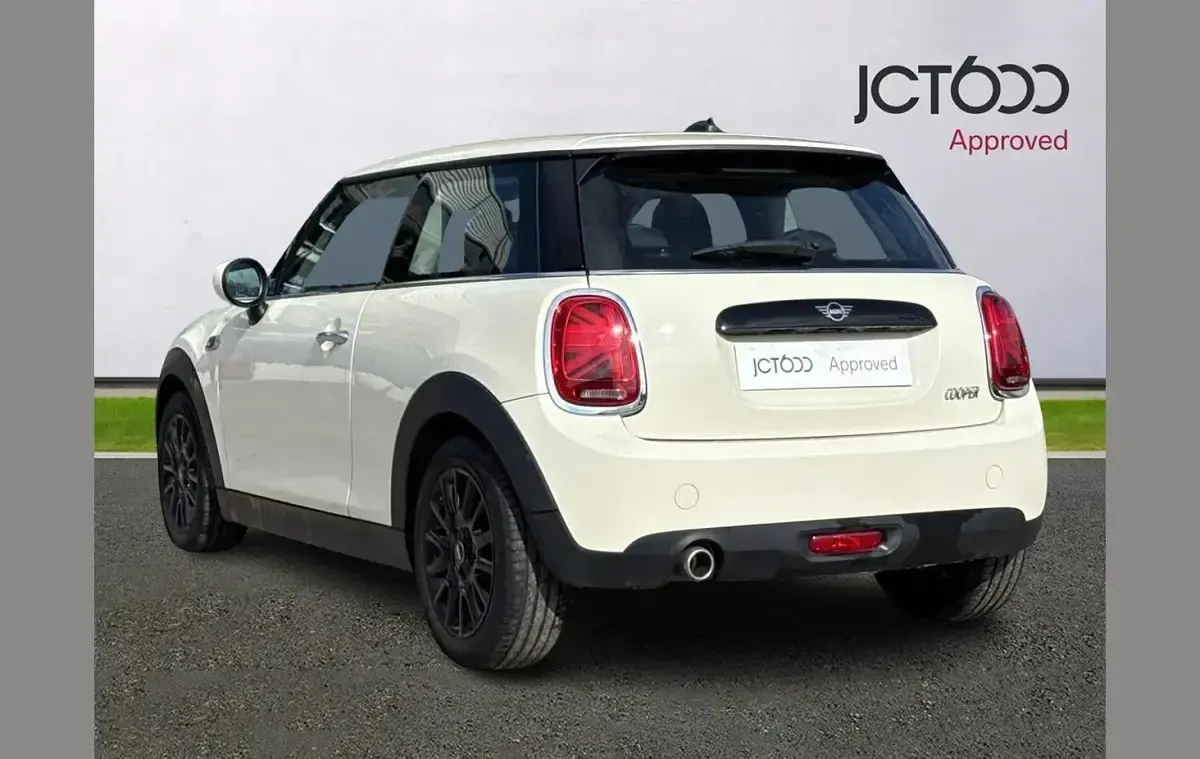 Used Mini Cooper Classic 134 HP (98 kW) 2019 White Hatchback