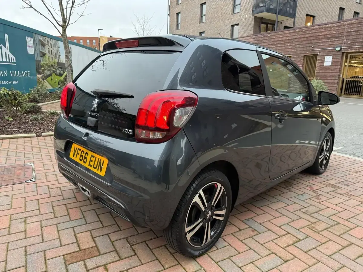 Usado Peugeot 108 GT-line 82 CV (60 kW) 2017 Gris Utilitario