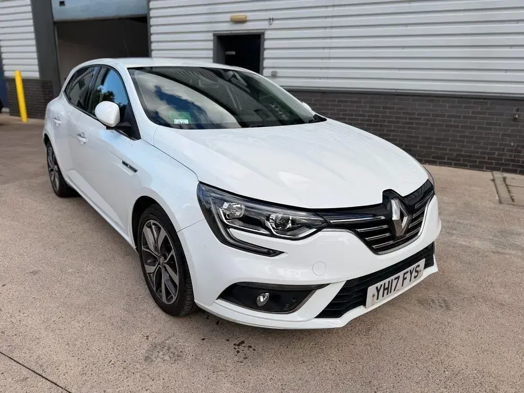 Used Renault Mégane IV Dynamique 130 HP (95 kW) 2017 White Hatchback