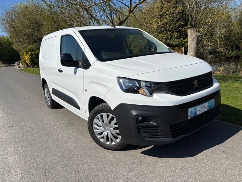 White Used 2022 Peugeot Partner MPV | £10,990 (Fair price) - Image 1/4