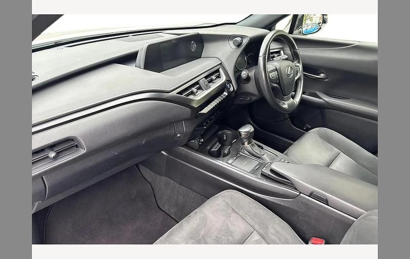 Used Lexus UX 250h 184 HP (135 kW) 2021 White SUV