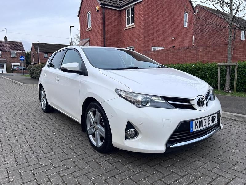 Used Toyota Auris 132 HP (97 kW) 2013 White Hatchback