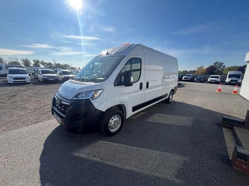 Used Vauxhall Movano 140 HP (102 kW) 2022 White MPV