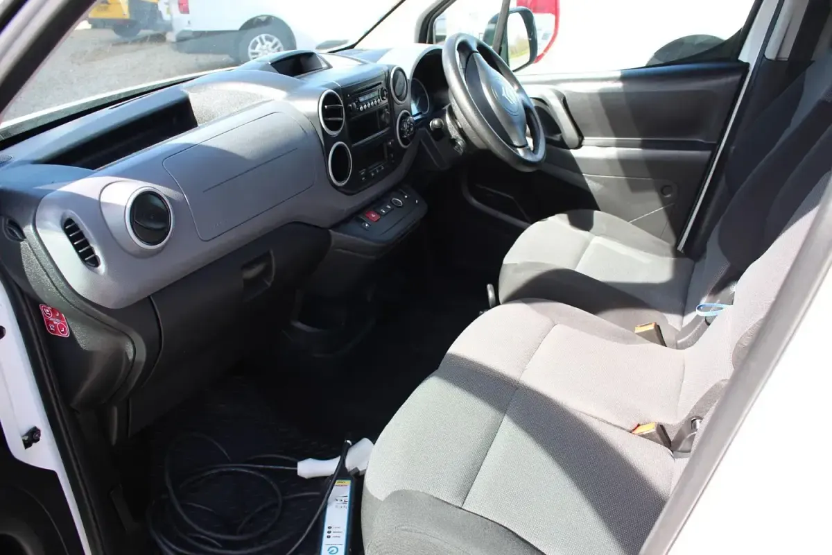 Używany Citroën Berlingo 100 kW (136 KM) 2020 Biały Minivan