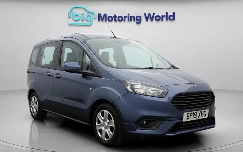 Usado Ford Tourneo Zetec 101 HP (74 kW) 2019 Carrinha