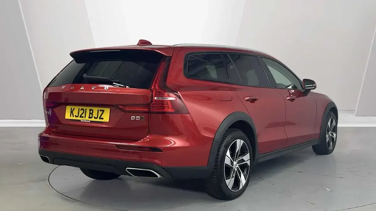 Used Volvo V60 CC 247 HP (181 kW) 2022 Red Estate