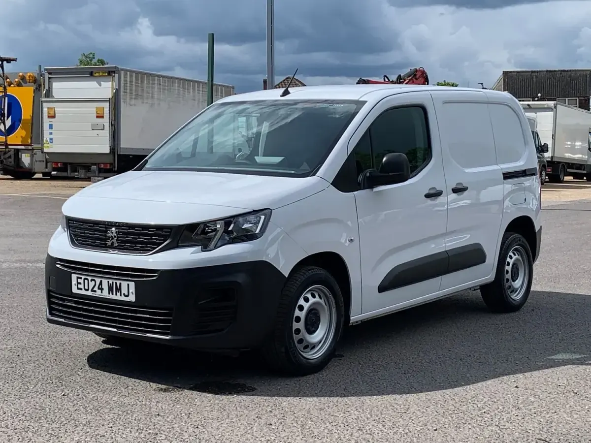 Begagnad Peugeot Partner Premium 131 HK (96 kW) 2024 Vit Minibuss