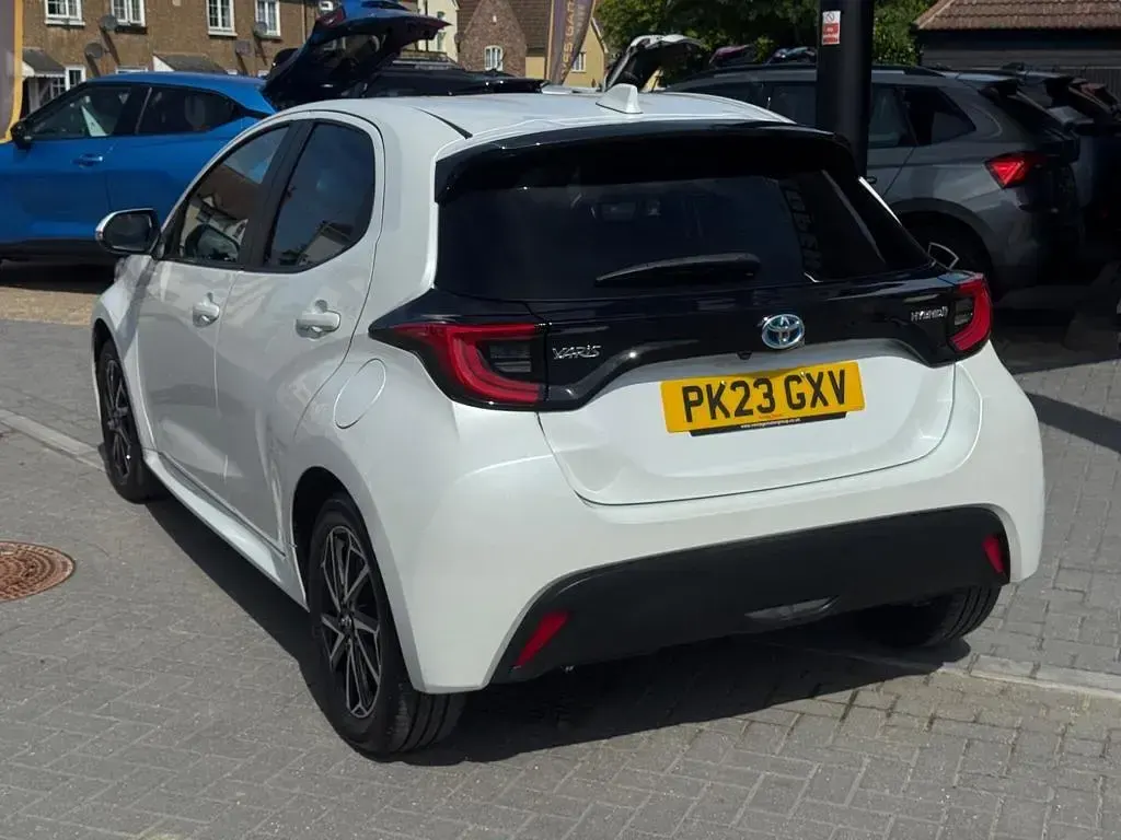 Used Toyota Yaris Design 116 HP (85 kW) 2023 White Hatchback