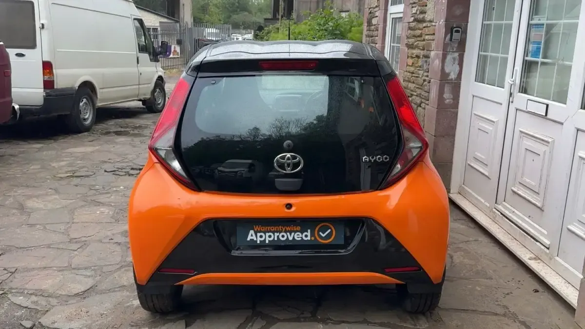 Second-hand Toyota Aygo X-cite 72 CP (52 kW) 2020 Portocaliu Hatchback