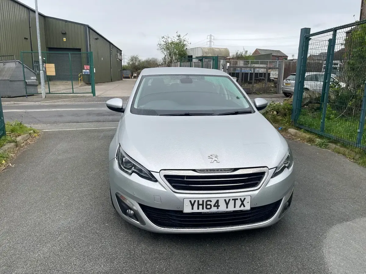 Begagnad Peugeot 308 Allure 120 HK (88 kW) 2014 Silver Halvkombi