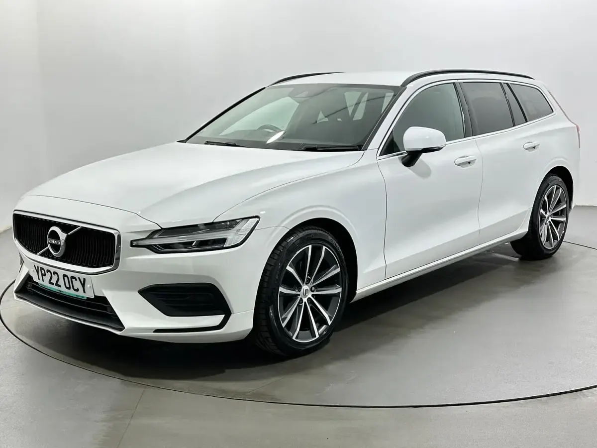 Used Volvo V60 Momentum 197 HP (144 kW) 2021 White Estate