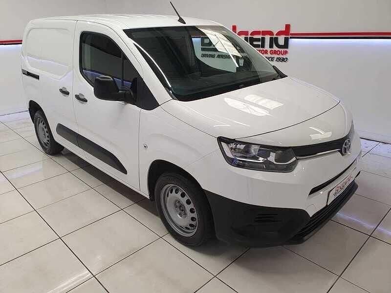 White Used 2022 Toyota Proace Active MPV | £10,699 (Good price) - Image 1/4