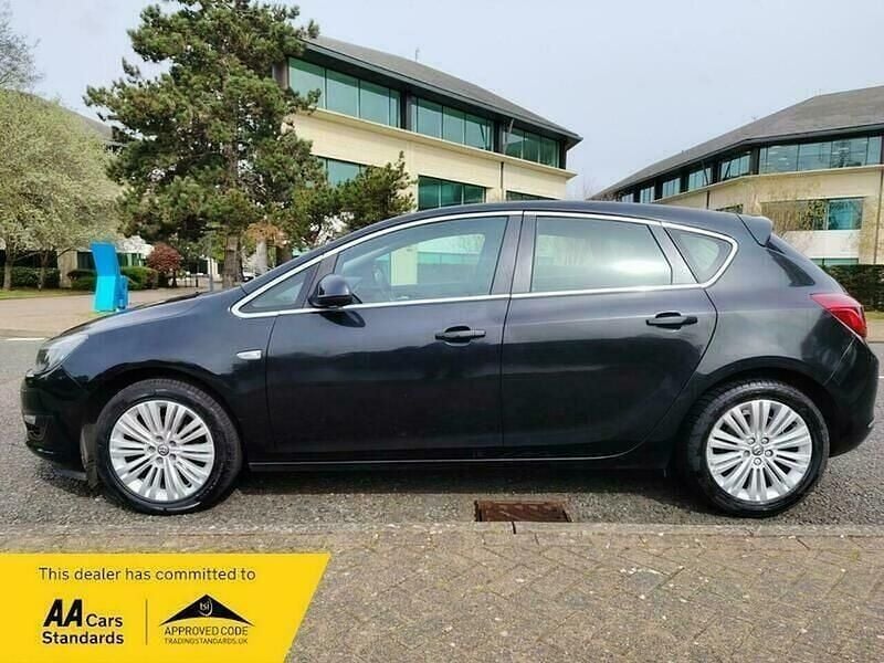 Used Vauxhall Astra Excite 115 HP (84 kW) 2014 Black Hatchback