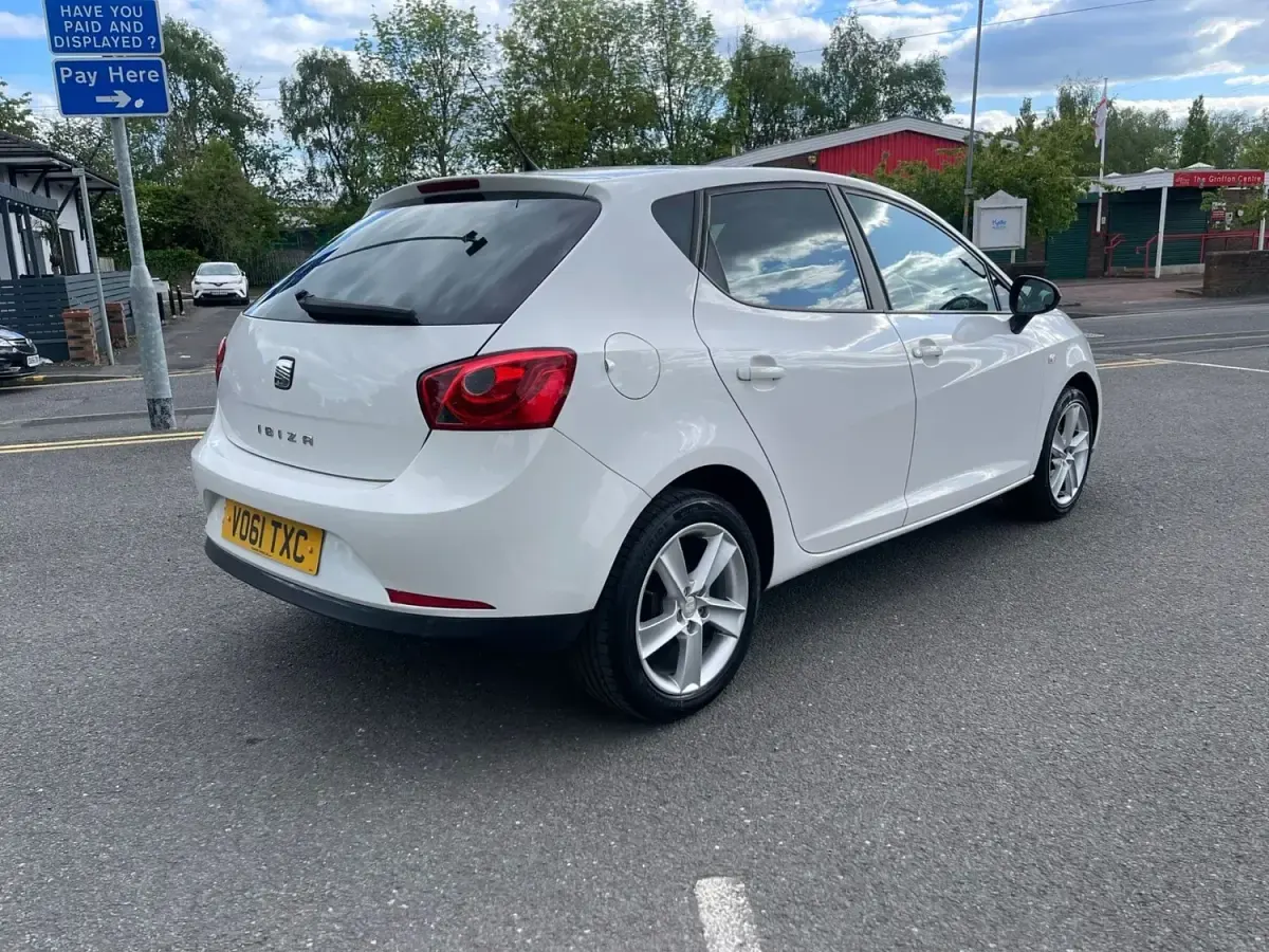 Usado Seat Ibiza Sport 85 HP (62 kW) 2011 Branco Citadino