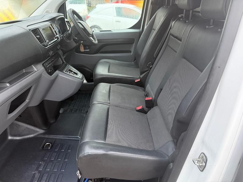 Used Peugeot e-Expert 100 kW (136 HP) 2021 White Van