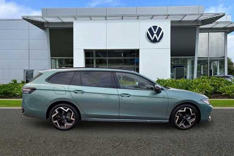 New VW Passat R-line 150 HP (110 kW) 2025 Green Estate