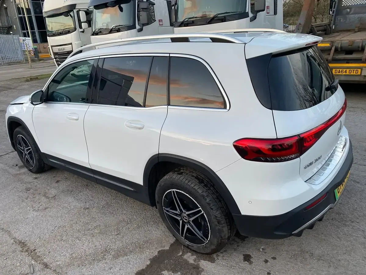 Usado Mercedes EQB300 AMG line 167 kW (228 HP) 2023 Branco SUV