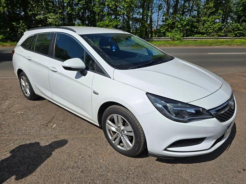 White Used 2017 Vauxhall Astra Design Edition Estate | £5,695 (Fair price) - Image 1/4
