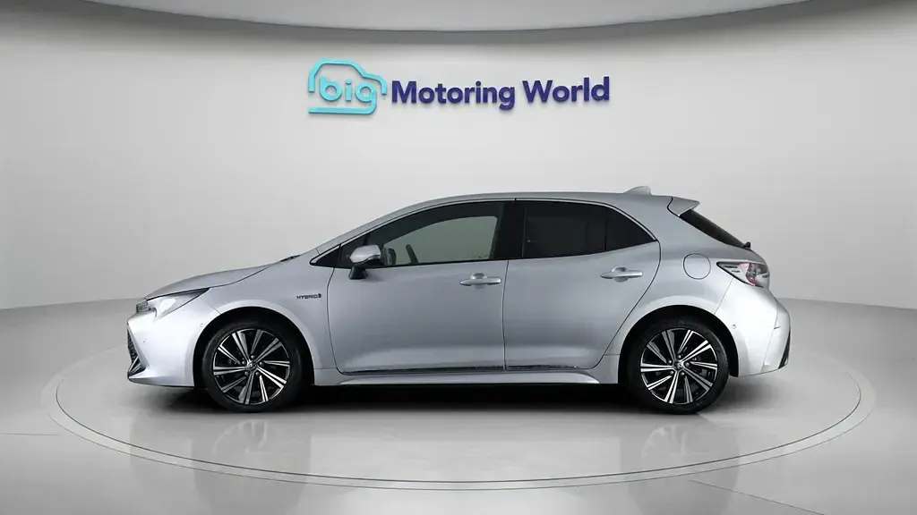 Usado Toyota Corolla Design 122 HP (89 kW) 2021 Prateado Citadino
