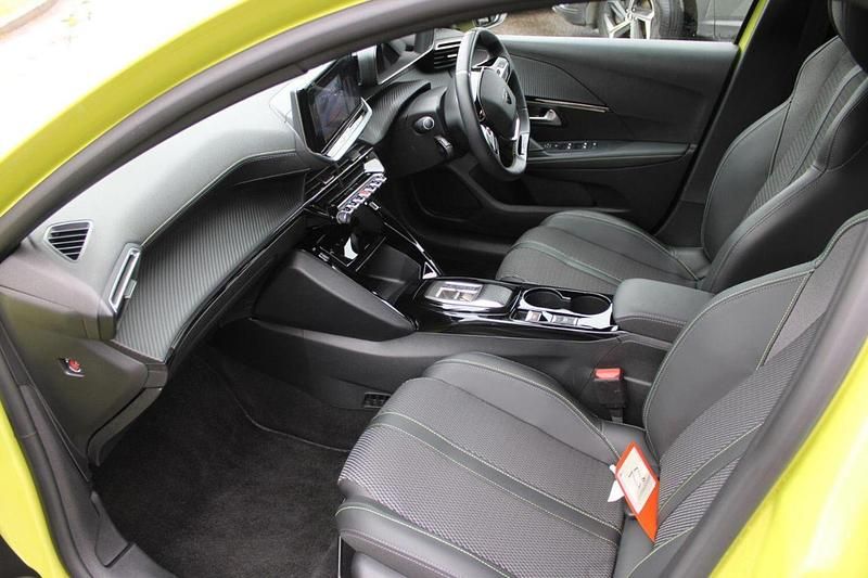 Second-hand Peugeot e-208 GT 113 kW (154 CP) 2024 Galben Hatchback