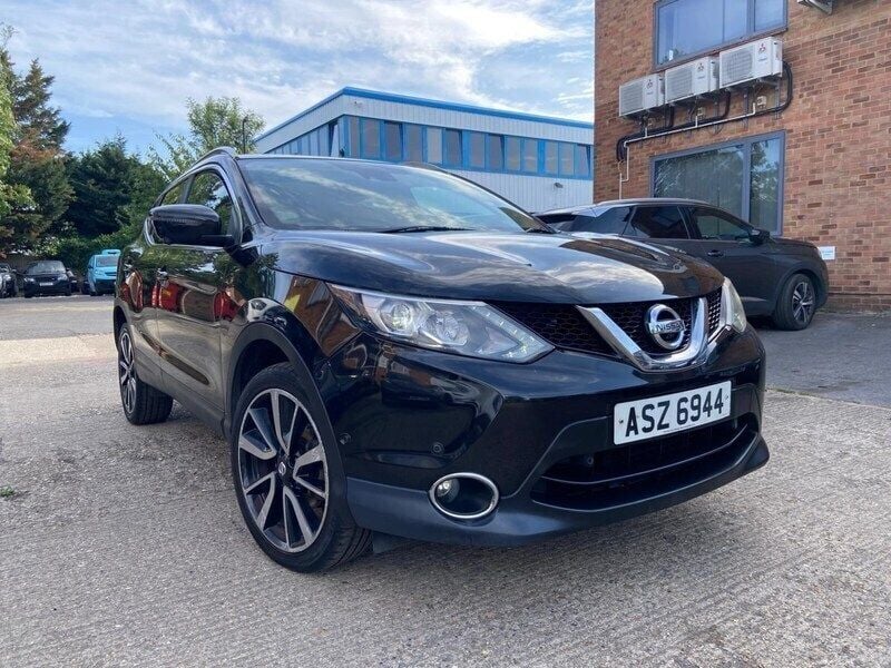 Black Used 2017 Nissan Qashqai Tekna SUV | £8,750 (Good price) - Image 1/4