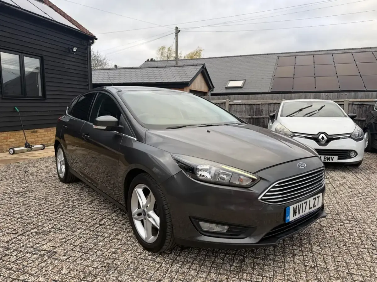 Begagnad Ford Focus Zetec 2017 Grå Halvkombi