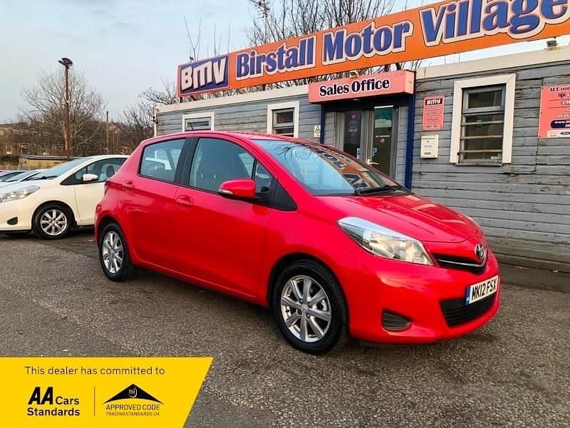 Used Toyota Yaris 101 HP (74 kW) 2012 Red Hatchback