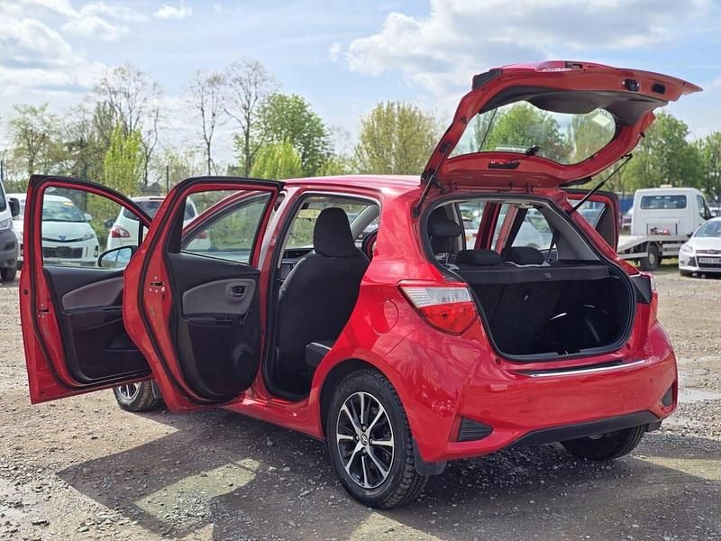 Used Toyota Yaris Hybrid 100 HP (73 kW) 2019 Red Hatchback