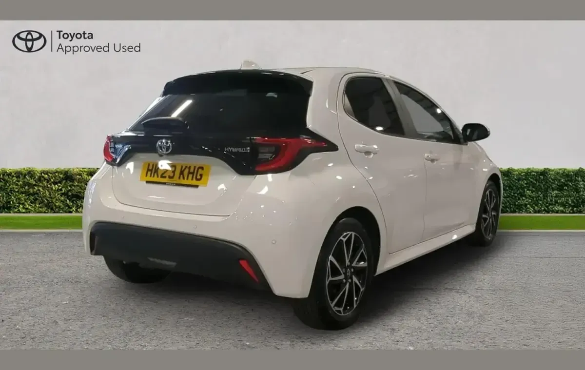 Used Toyota Yaris Design 113 HP (83 kW) 2023 White Hatchback
