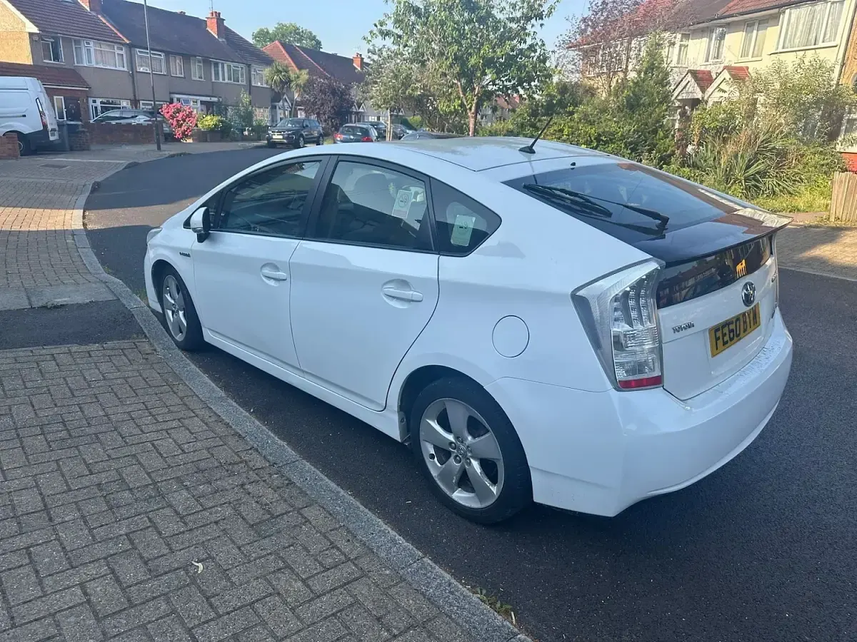 Used Toyota Prius T4 134 HP (98 kW) 2010 White Hatchback