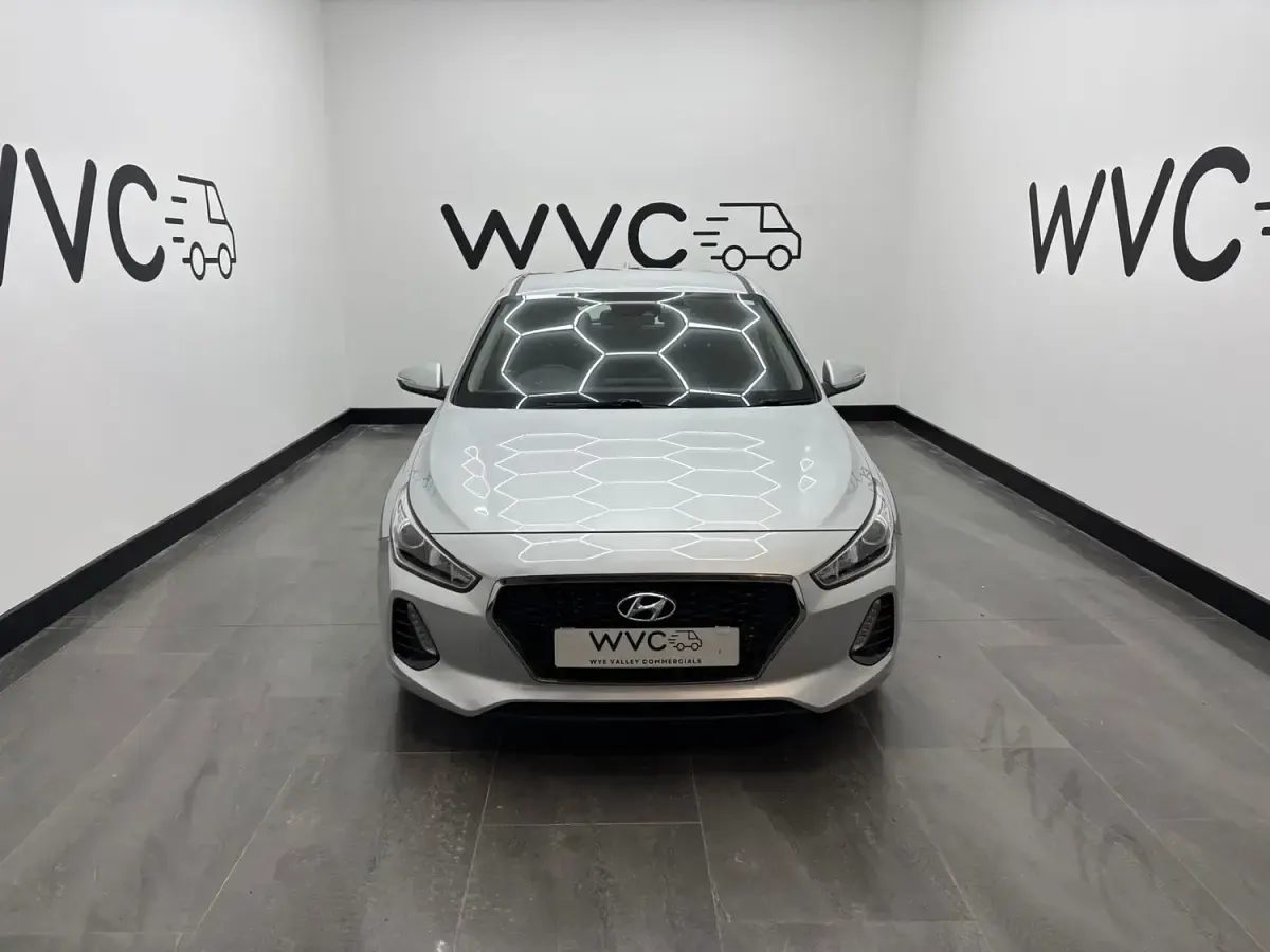 Usado Hyundai i30 SE 110 CV (80 kW) 2018 Plateado Utilitario