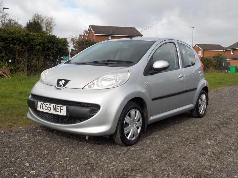 Used Peugeot 107 68 HP (50 kW) 2005 Silver Hatchback