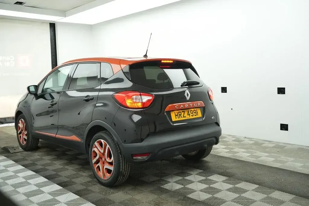 Used Renault Captur Dynamique 90 HP (66 kW) 2014 Black/orange SUV